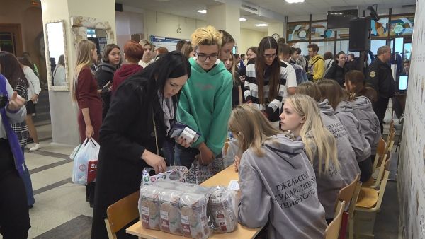 Студенты Гжельского государственного университета собирают гуманитарную помощь в поддержку военнослужащим.