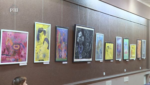 Выставка студии «Палитра» под руководством Елены Ивановны Григорьевой посвящена Марку Шагалу.