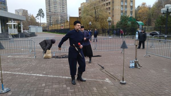 На фестивале «Наша страна Россия» искусство владения шашкой продемонстрировали казаки.