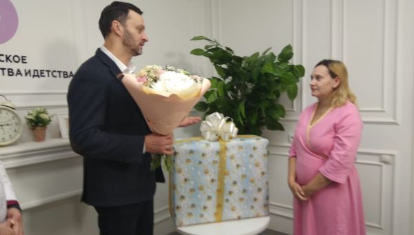 Поздравить большую семью на выписку из Центра материнства и детства приехал глава Раменского г.о. Виктор Неволин.