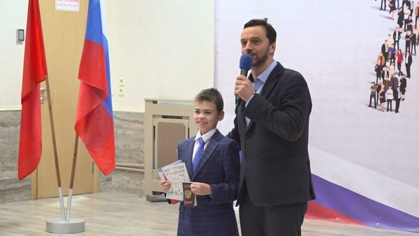Вручение паспортов в торжественной обстановке — традиционное мероприятие в Раменском.