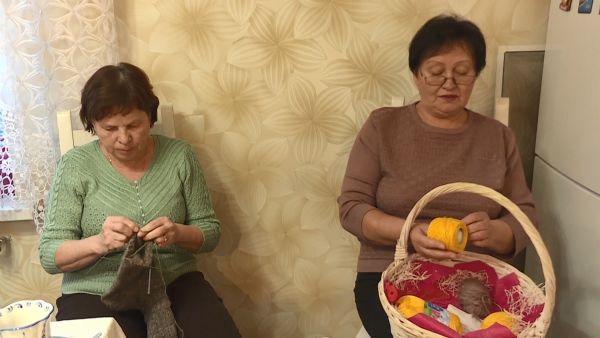 С теплом и любовью: вяжем носки для Донбасса.