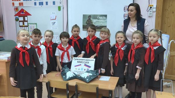 Ученики гимназии №48 приняли участие в акции по украшению сладких подарков для военнослужащих.