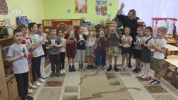 Воспитанники дошкольного отделения Раменской средней школы №21 своими руками сделали новогодние подарки военнослужащим.