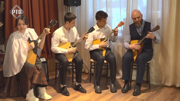 В Удельнинской школе-интернате прошел Новогодний праздник.