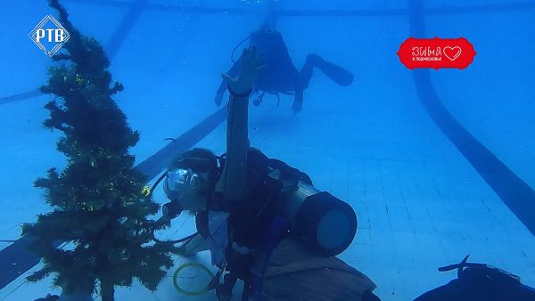 Есть такая традиция у Раменских дайверов: под новый год устанавливать в бассейне елочку.