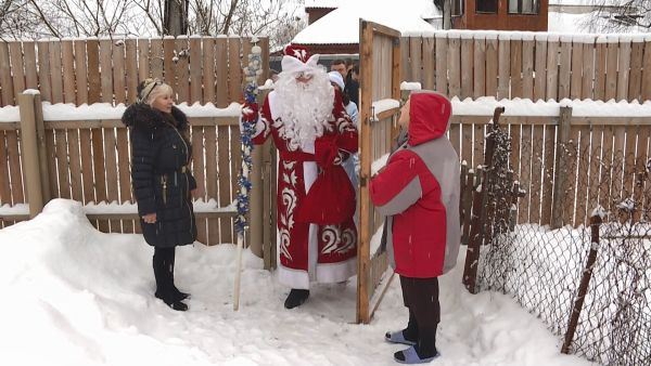 В преддверии Нового года в территориальном управлении «Родники» жителям подарили сладкие наборы.