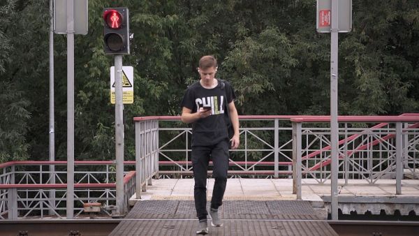 Снимай наушники при переходе через железнодорожные пути!