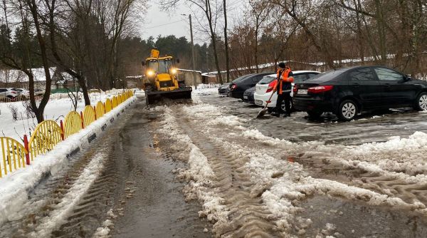 В Кратово убирают снег.