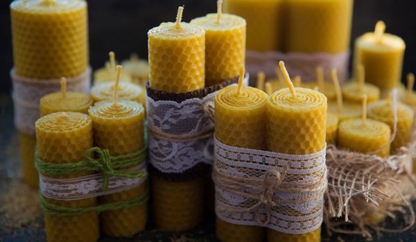 Раменская библиотека приглашает на мастер-класс по изготовлению подарочного набора свечей из цветной вощины.