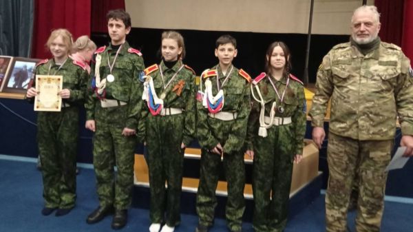 3 команды юнармейцев МОУ Ново-Харитоновской школы №10 с УИОП соревновались 11 декабря в Быково.