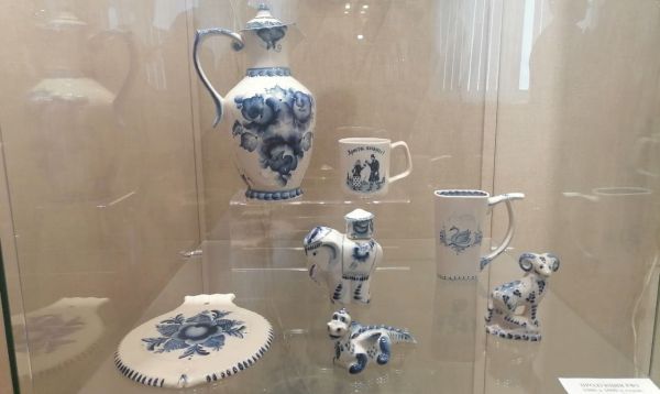 Выставка председателя Союза Гжельских мастеров Валентина Розанова открылась в Раменском.