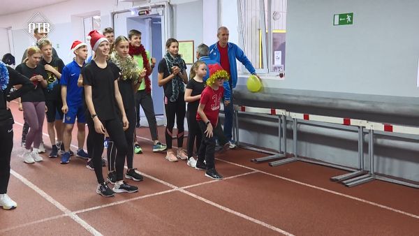 В манеже стадиона «Красное Знамя» прошли новогодние эстафеты для легкоатлетов.