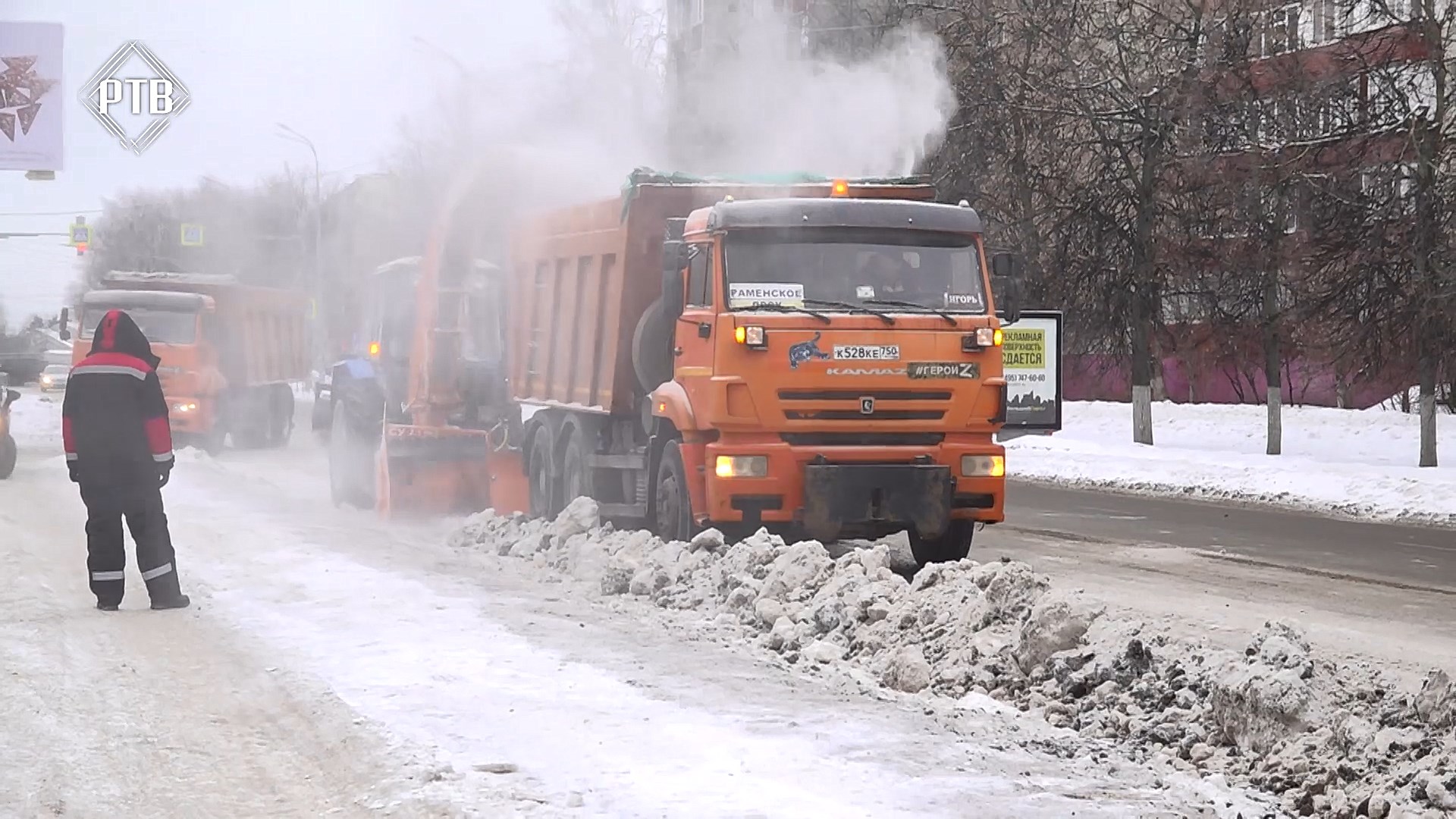 В Раменском активно работает снегоуборочная техника.