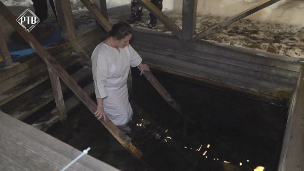 В Крещенскую ночь многие верующие приехали в Гжель на источник Феодоровской Божьей Матери.