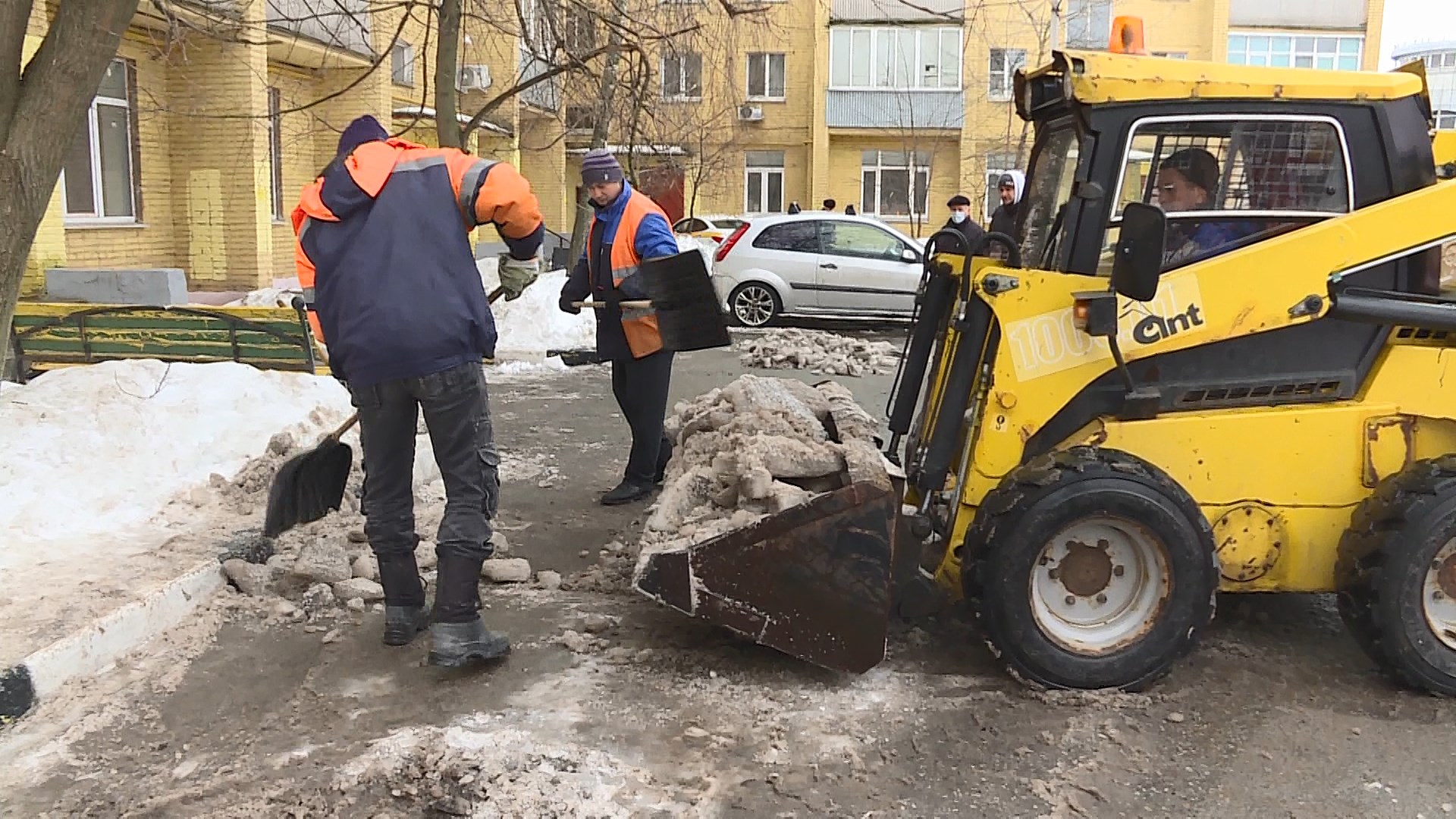 В Раменском городском округе продолжается уборка снега.