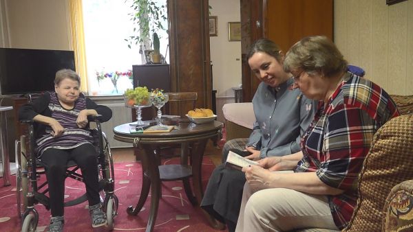 Нина Николаевна Зверева родилась в Ленинграде в 1939 году.