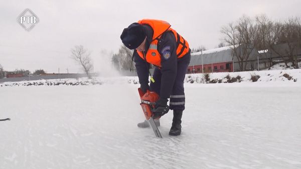 Мособлпожспас продолжает проверять толщину льда на водоемах Подмосковья.