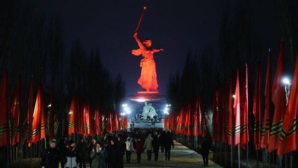 Россия отмечает 80-ю годовщину разгрома фашистов под Сталинградом.