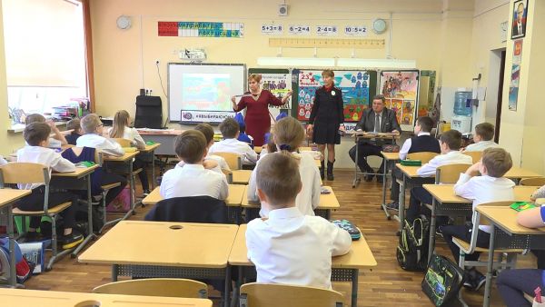 В Раменской школы №8 встретились с ветераном Госавтоинспекции Алексеем Кутыревым.