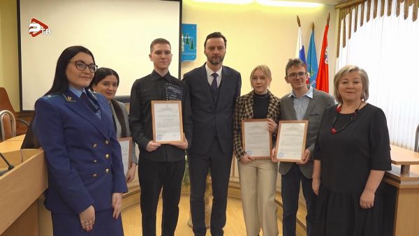 В торжественной обстановке глава Раменского округа Виктор Неволин вручил четыре жилищных сертификата детям-сиротам.