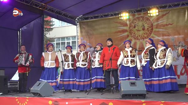 Широкую Масленицу  В Островцах отметили  на площади возле школы.