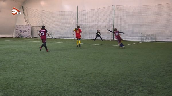 26 февраля в крытом манеже спортшколы Ильинский «Авангард» прошел матч между женскими футбольными командами.