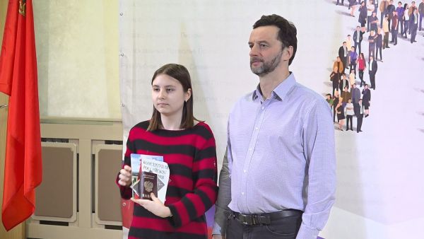 Молодые люди, которым недавно исполнилось 14 лет, собрались во дворце культуры имени Воровского.