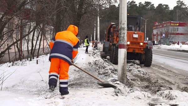 На улице Народная 2 марта велись работы по уборке снега.