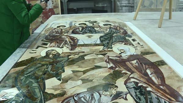 Раменская компания КАМ изготовила из камня икону Святой Троицы.