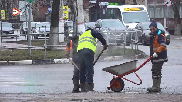 В данное время отмывают дороги от пескосоляной смеси, уборка прибордюрной части.