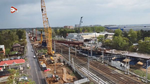 В Раменском завершили подготовку к надвижке пролетного строения путепровода в районе платформы Быково.