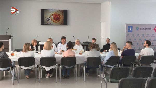 Неформально о серьезном: за чашкой чая молодые врачи задали насущные вопросы главному.