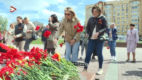 Цветы к Вечному огню сегодня возложили сотрудники Раменской областной больницы.