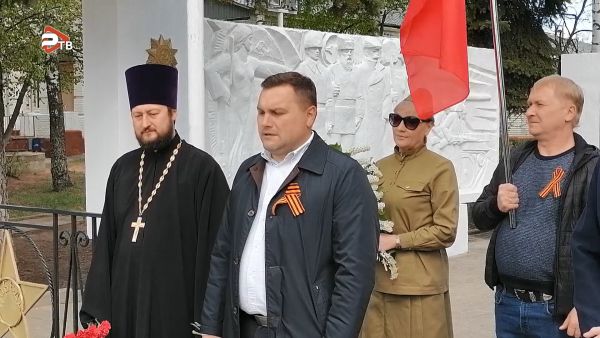 В посёлке Родники состоялось возложение цветов к мемориалу воинам, погибшим в годы Великой Отечественной войны.