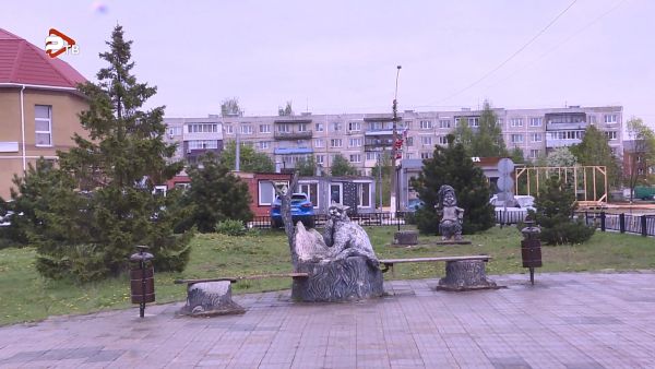 Сказочные персонажи украшают сквер села Софьино. Время и природные явления не щадят однажды созданные шедевры.