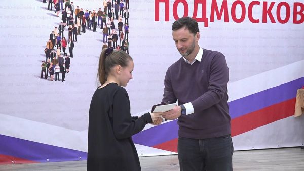 В ДК имени Воровского состоялась торжественная церемония вручения паспортов юным жителям округа.