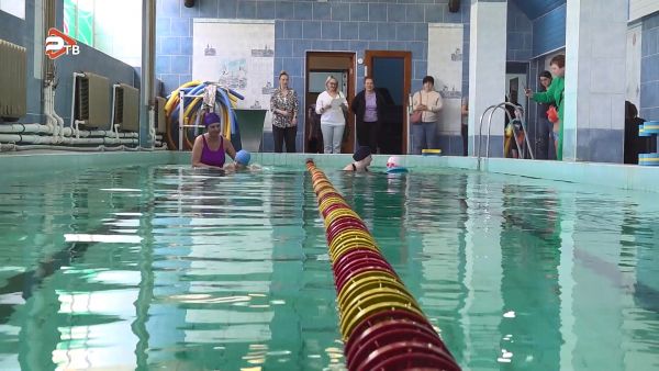 Впервые в Раменском в плавательном бассейне прошли соревнования для детей с ограниченными возможностями здоровья.