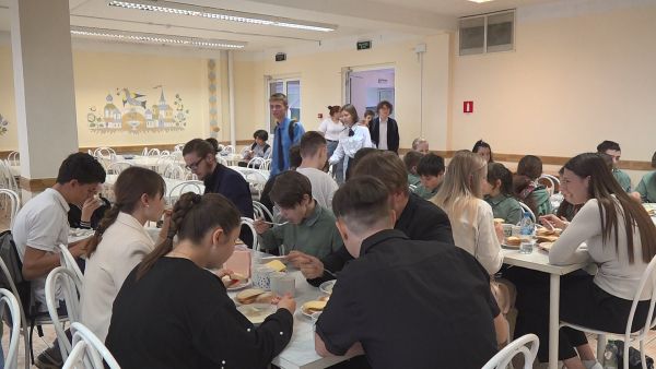 В Новохаритоновской школе обучаются более 1300 учеников.