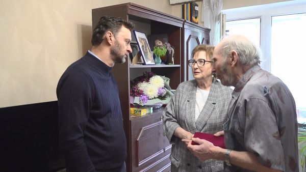 Глава Раменского округа посетил Владимира Васильевича Кузькина, ветерана труда, кандидата экономических наук.