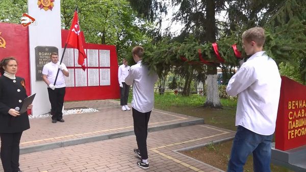 Цветы к обелиску возложили в д.Дементьево.