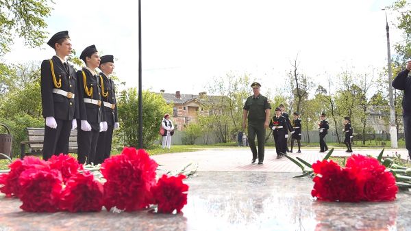 На улице Десантная у памятника 8 мая участники поискового отряда «Облака» и кадеты возложили цветы.
