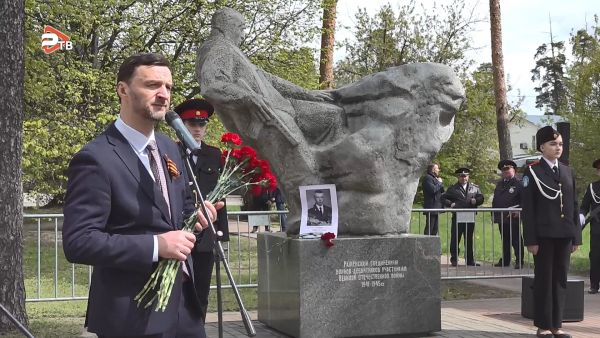 В сквере имени Х.Л. Харазии к памятнику воинам-десантникам 8 мая возложили цветы.