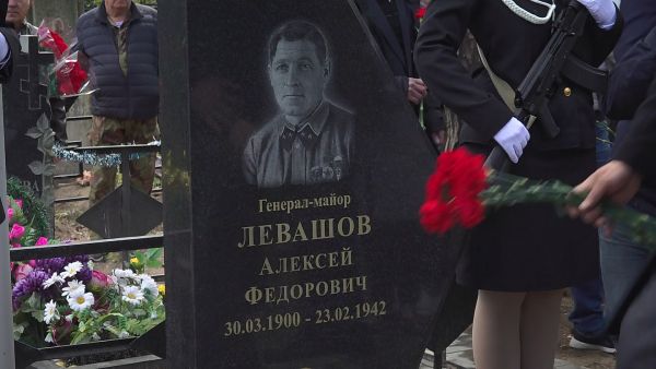 Раменчане возложили цветы к Братской могиле и мемориалу Родина-мать.