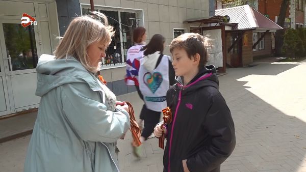 В канун дня победы волонтеры начали раздавать георгиевские ленты.