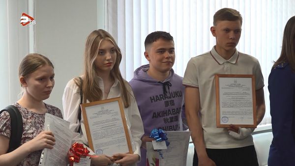 В здании администрации прошло вручение ключей от квартир и сертификатов на жилье.