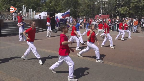 Праздничный концерт, посвященный Дню России, прошел сегодня на площади Молодежи.