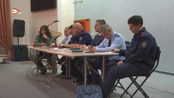 В Раменском прошла встреча руководителей силовых ведомств с жителями округа по делу о трагедии в Дубовой роще.