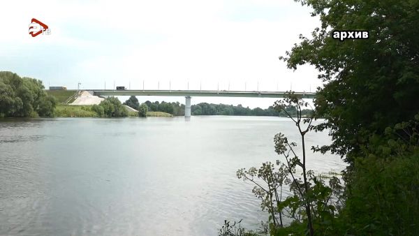 Лето — купальный сезон.