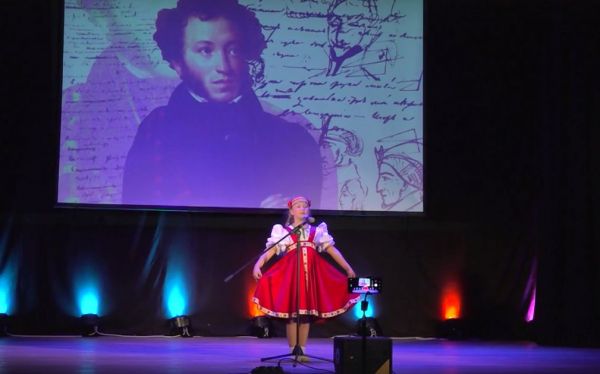 Конкурс исполнительского мастерства «Читая Пушкина» прошел в КДЦ «Дементьевский»